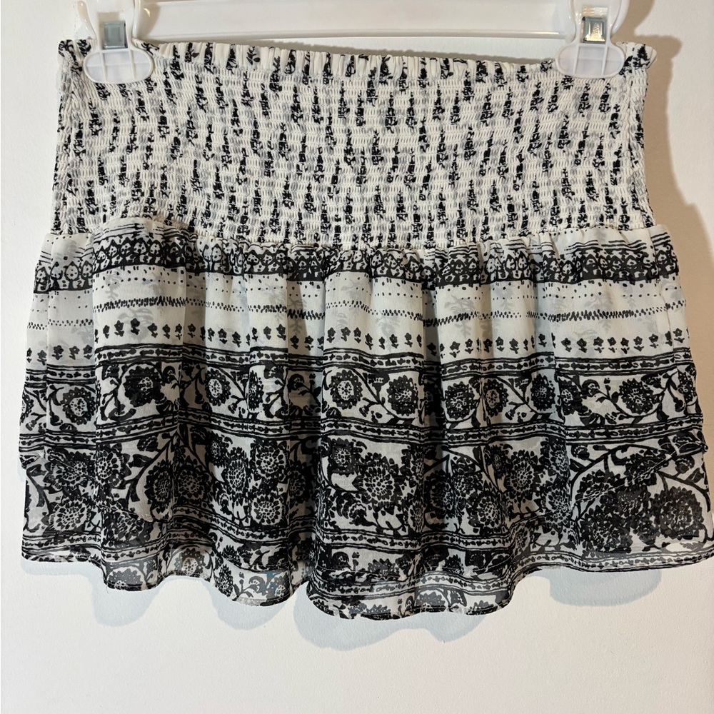 Black/White Skort No Size or Brand. Measurements Listed in  Photos!